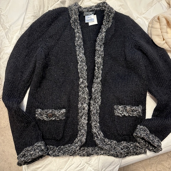 Chanel cardigan from 2011 Fall Collection by Karl Lagerfeld. - Picture 1 of 4